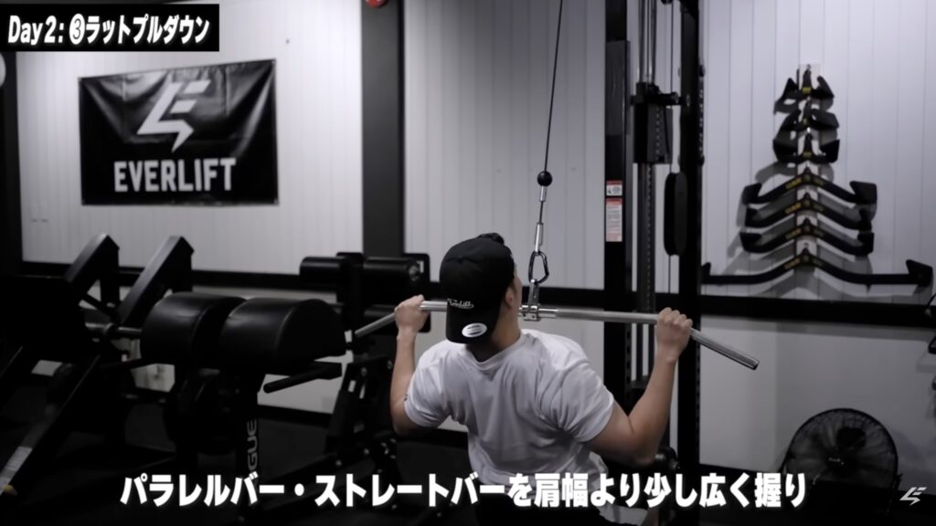 肩幅より少し広めのバーを選ぶ